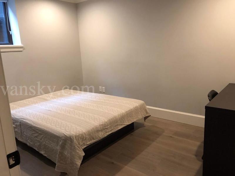 210118225828_2. room with queen size bed.jpg